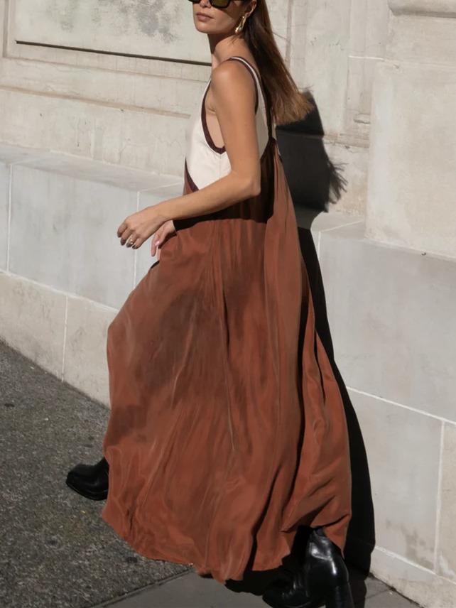 Blush&Bloom | Chic dress with pointed neckline